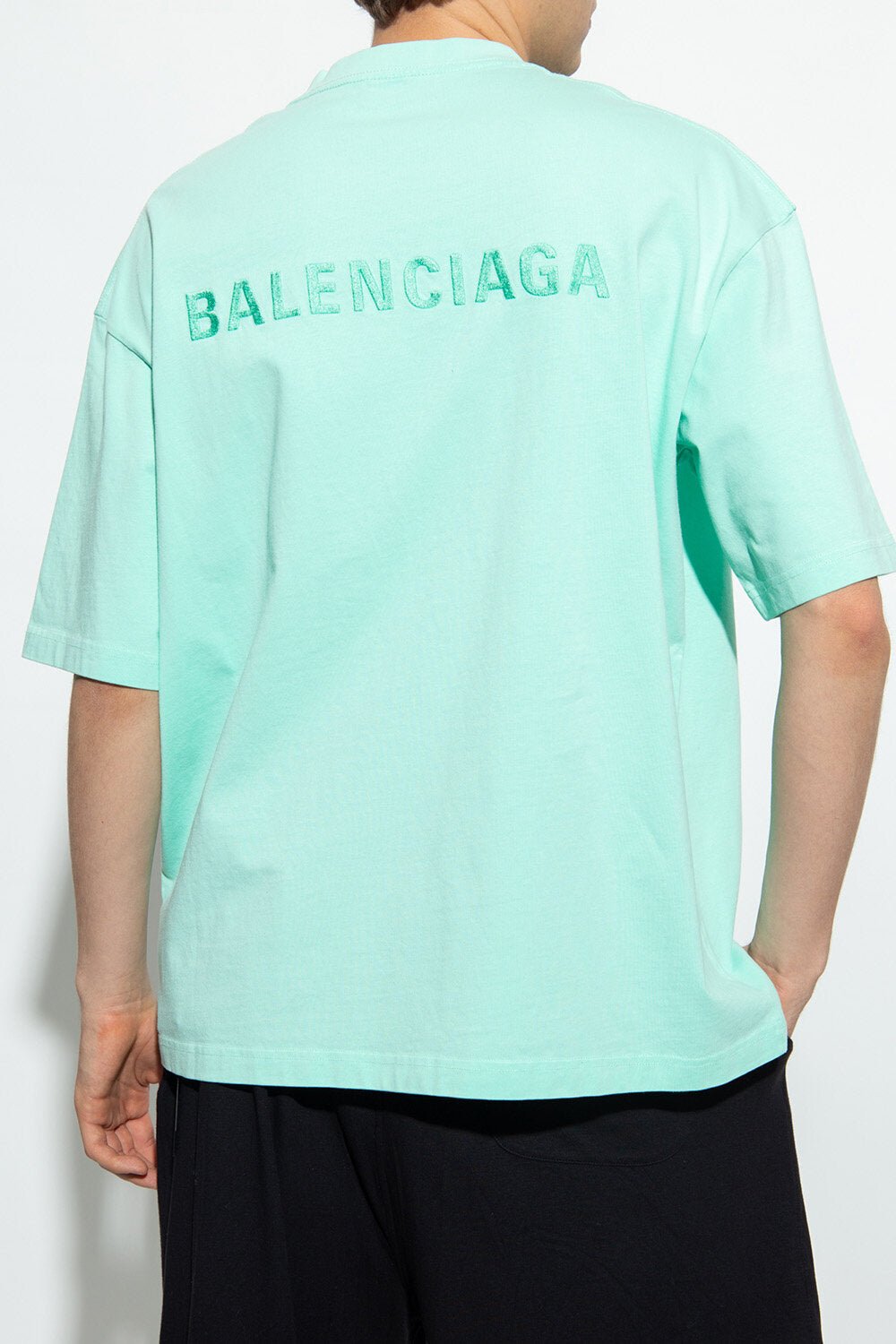 Camiseta con logo bordado de Balenciaga en verde