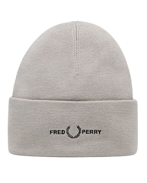 Gorro gris hormigón con logo gráfico de Fred Perry