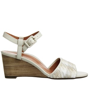 Sandalias viónicas de color beige