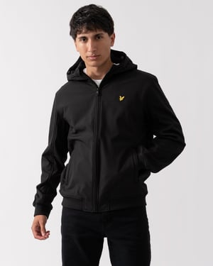 Chaqueta softshell negra azabache con capucha y logo de la marca Lyle & Scott