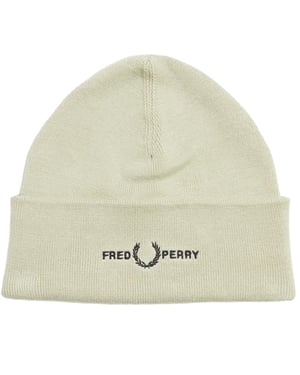 Gorro color crema ostra claro con logo gráfico de Fred Perry