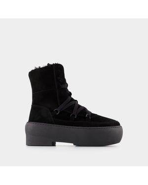 Botas con cordones de suela gruesa en piel negra