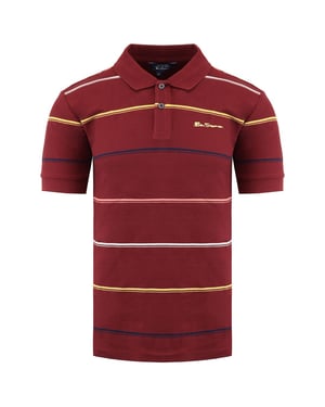 Ben Sherman despojó la camisa de polo burdeos