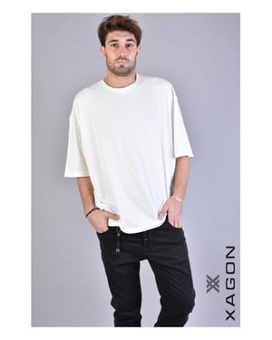 Camiseta Xagon sobre hombre de color blanco roto
