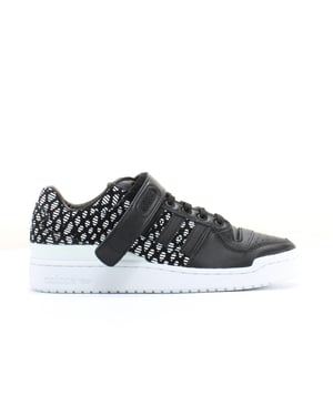 Entrenadores negros para mujeres del foro adidas