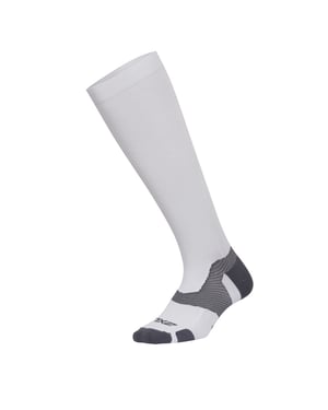 Cachón de luz de 2xu Blanco/gris calcetines de longitud de hombre