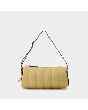 Bolsa cilíndrica acolchada de piel color crema