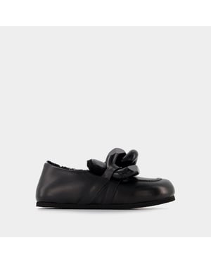 Mocasines de piel negra con cierre de cadena