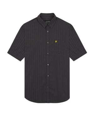 Camisa color bronce con logo en el pecho de la marca Lyle & Scott