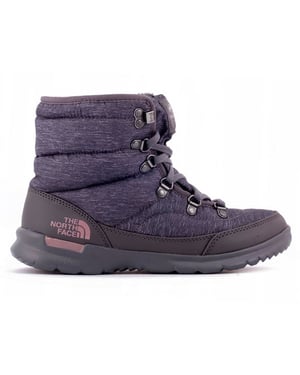 Las botas de mujer grises de la cara norte