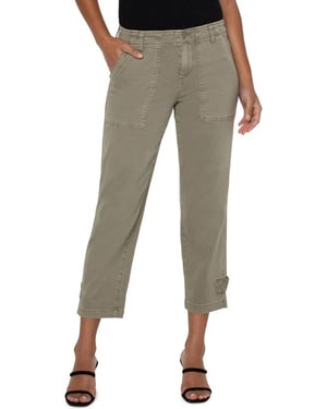 Vaqueros utilitarios cortos color verde peltre con pernera ceñida y estilo cargo