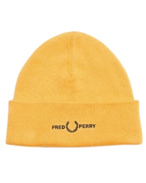 Gorro amarillo Golden Hour con logotipo gráfico de Fred Perry