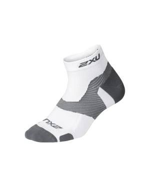 2XU Light Cush hombre blanco/gris 1/4 Calcetines de tripulación