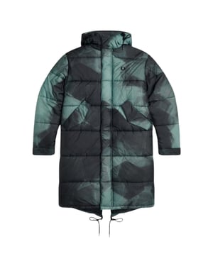 Chaqueta Pakra acolchada de camuflaje azul marino con cola de pez sombreada de Fred Perry