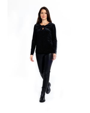 Top de terciopelo con tachuelas