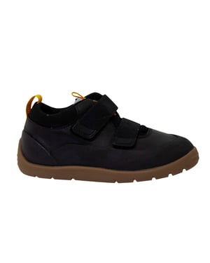 Clarks juega caminata para niños entrenadores negros