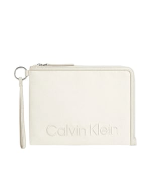 Cartera de mujer de Calvin Klein con logotipo en relieve