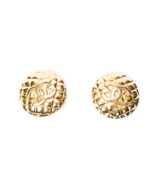 Chanel CC Quilted Round Clip On Earrings  en Oro Acero inoxidable sin níquel