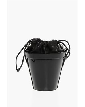 Bolso de charol tipo cubo con correa de hombro ajustable en color negro