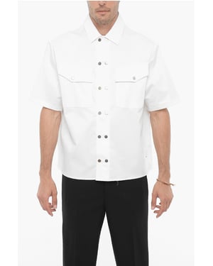 Camisa blanca de manga corta, corte cuadrado y doble bolsillo en el pecho