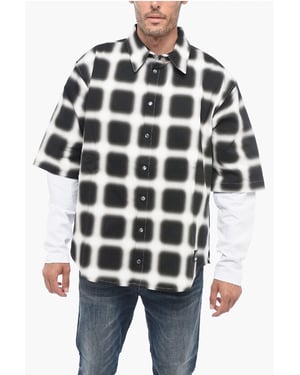 Camisa de algodón con cuadros difuminados y botones a presión en blanco y negro