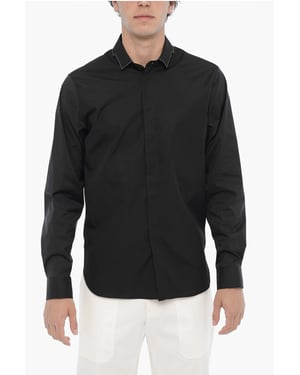 Camisa ajustada con botones ocultos y corte abotonado en negro