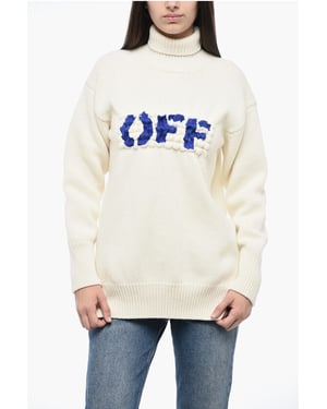 Suéter de cuello alto con logo bordado en beige