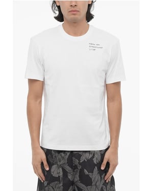 Camiseta de cuello redondo ajustada con la palabra "HUMANO CON VISIÓN EXTRAORDINARIA" en blanco