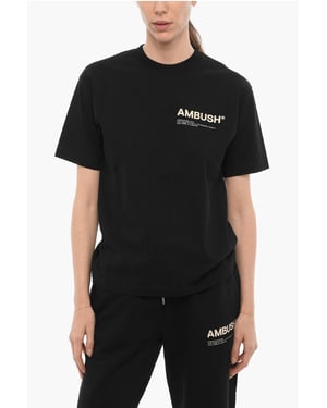 Camiseta de cuello redondo de color liso con logotipo en contraste en negro