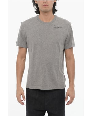 Camiseta de cuello redondo gris con una VISIÓN EXTRAORDINARIA y corte entallado