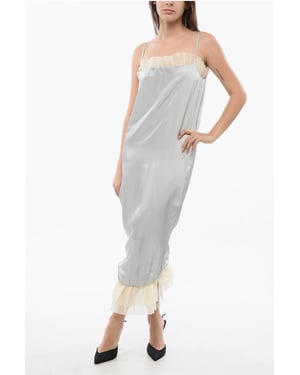 Vestido de satén al revés con volantes de gasa en gris