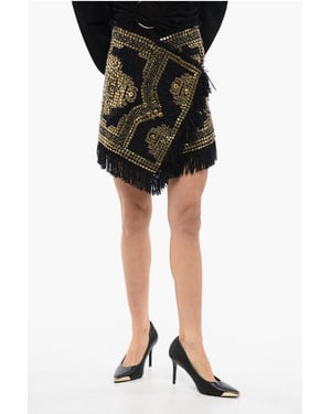 Minifalda cruzada con flecos y tachuelas en negro