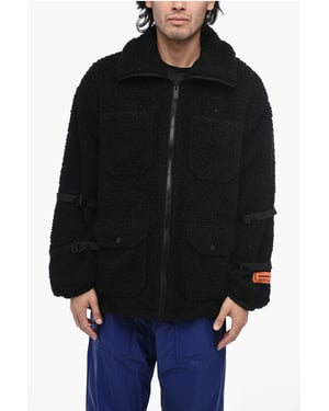 Chaqueta polar con logotipo y detalle de hebilla en negro