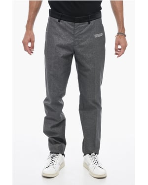 Pantalones de sastrería brillantes con detalles de satén en plata