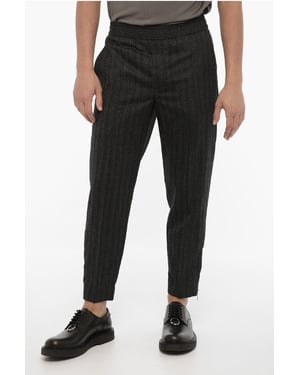 Pantalones de lana virgen de corte entallado con cremallera en el tobillo en gris
