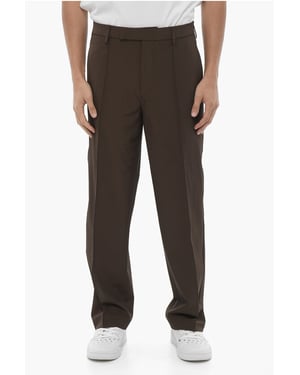 Pantalones rectos ajustados con pinzas en marrón