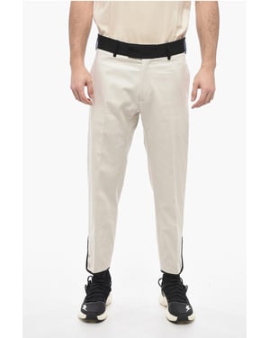 Pantalones TOM de sarga de algodón de corte entallado con cinturilla en contraste en beige