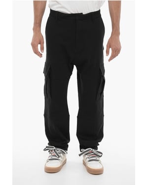 Pantalones deportivos cargo de color liso con bordado en contraste en negro