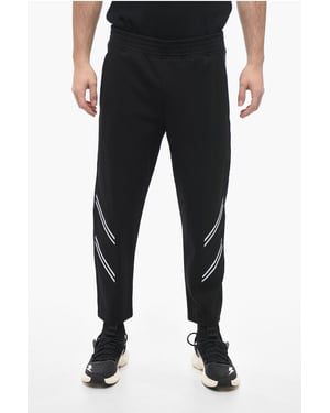 Joggers REM + VARSITY de corte entallado con pliegues sencillos