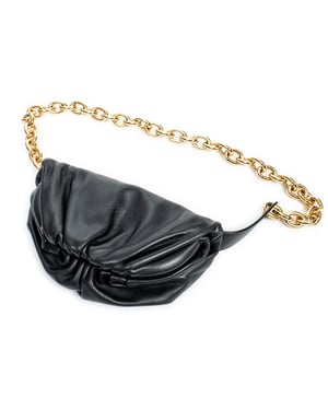 Bottega Veneta Pouch Chain Belt Bag  en Negro Piel de becerro