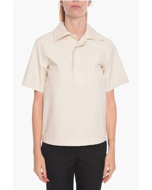 Blusa de algodón de manga corta con botones ocultos en color blanco