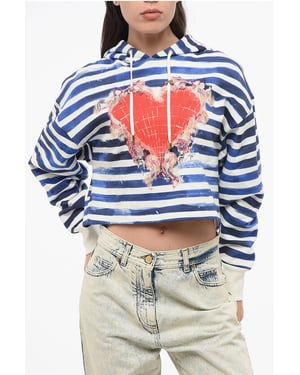 Sudadera corta con capucha de rayas bicolor con estampado de corazones en blanco y azul