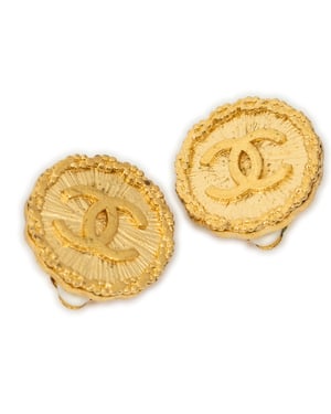 Chanel CC Round Clip On Earrings  en Oro Acero inoxidable sin níquel