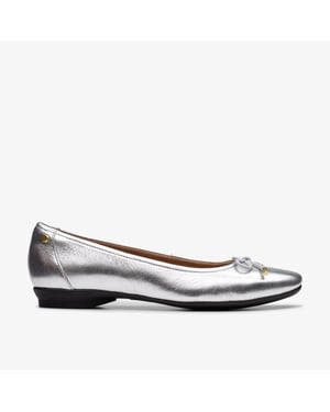 Zapatos Metálicos de Plata Clara Candra