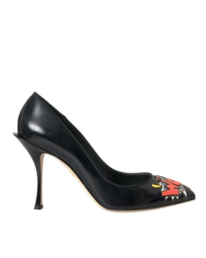 Zapato de tacón de punta negra en cuero charol