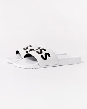 Aryeh Con Sandalias Blancas y Detalle de Gran Logo