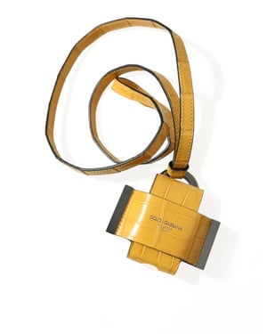 Llavero de cinta con logo de cuero de cocodrilo amarillo