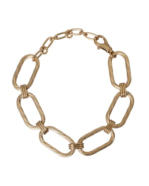 Collar de joyería con cadena de eslabones grandes en tono dorado y latón