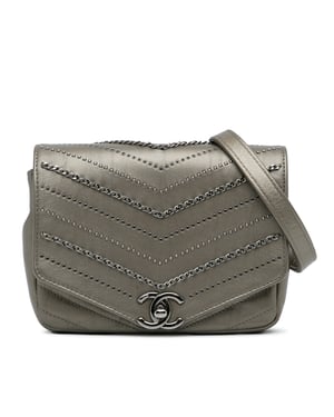 Bolso cruzado de Chanel con detalle de cadena metálica