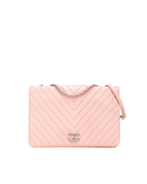 Bolso acolchado con chevrón y tachuelas